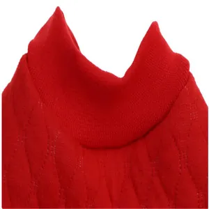 Dettaglio di un maglione in pile rosso per cani con collo alto e trama