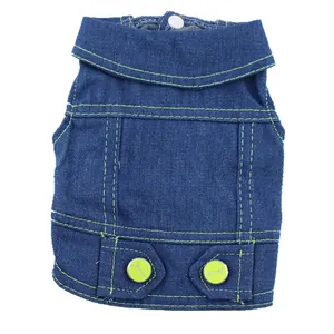 Gros plan d'un gilet en jean bleu pour animaux avec coutures vert citron et boutons Jeans.