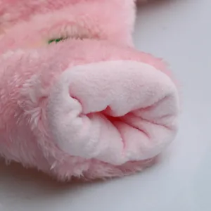 Primo piano del polsino in morbido peluche rosa di una calda tuta in pile per cani.