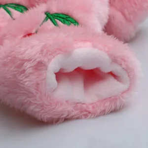 Primer plano de ropa de peluche rosa para mascotas con forro polar suave y bordados