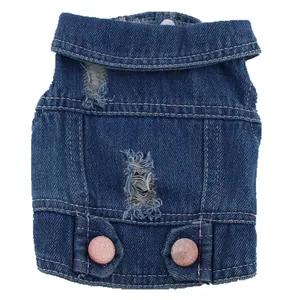 Gros plan d'un gilet en jean délavé pour chien avec boutons roses pailletés pour chiens
