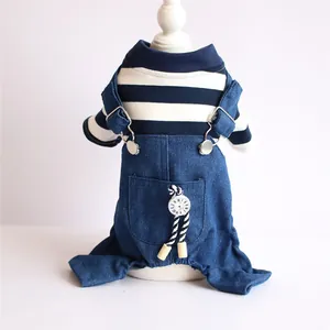Detailansicht eines blau gestreiften Haustier-Hemdes mit Jeans-Overalls am Mannequin