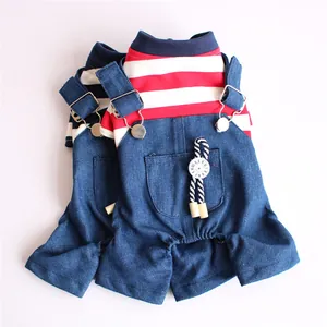 Detail eines rot gestreiften Haustiershirts mit Jeans-Latzhose für kleine Hunde