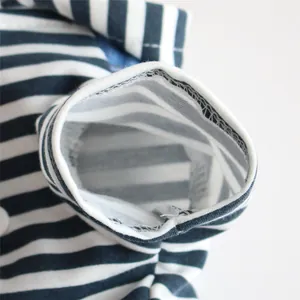 Primer plano del puño de rayas en una camiseta de perro azul y blanca con costuras reforzadas