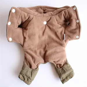 Vista interior de chaqueta de invierno para perro con forro polar marrón y botones.