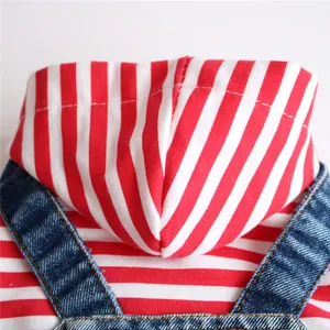 Detailaufnahme eines weichen rot-weiß gestreiften Haustier-Hoodies mit blauen Denim-Trägern