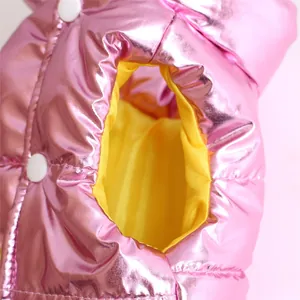 Nahaufnahme einer metallisch-pinken Haustierweste mit gelbem Futter und feinen Nähten