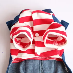 Nahaufnahme eines rot-weiß gestreiften Haustier-Jumpsuits mit Denim-Hose und Druckknöpfen.