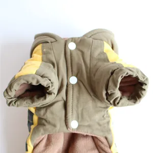 Detalle de abrigo acolchado de invierno para perro con forro polar y botones de presión