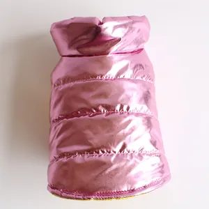 Detailansicht der metallisch rosa gepolsterten Hundeweste mit dicker Isolierung und Kragen