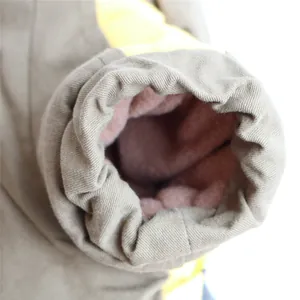 Detalle del forro de felpa gruesa y el puño acanalado de este abrigo para mascotas.