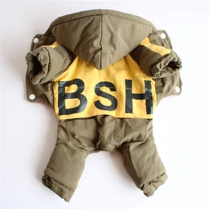 Detalle trasero de mono acolchado de invierno para perros en verde oliva y amarillo