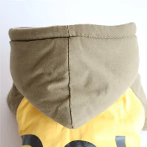 Detalle de primer plano de una chaqueta de invierno acolchada para mascotas en verde y amarillo.