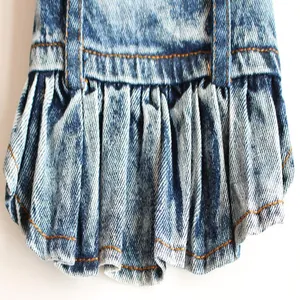Detaillierte Nahaufnahme des Rüschendesigns und der Stoffstruktur eines blauen Denim-Rocks