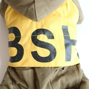 Primer plano de un mono acolchado de invierno para perro con estampado BSH negro en la espalda