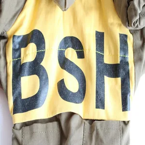 Detalle de abrigo de algodón para mascotas con estampado BSH en panel amarillo