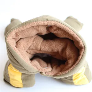 Detalle de cerca de un mono de invierno para perro con forro polar marrón cálido