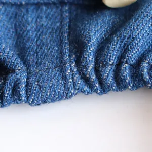 Detaillierte Makroansicht der elastischen Jeansstoffstruktur von Haustierbekleidung