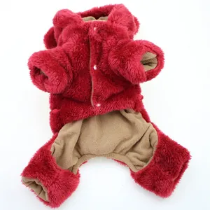 Vue détaillée d'une combinaison rouge pour chien avec doublure polaire et pressions