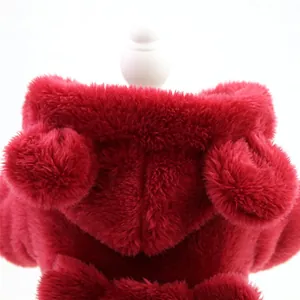 Détail du sweat à capuche en peluche bordeaux pour animaux avec oreilles d'ours