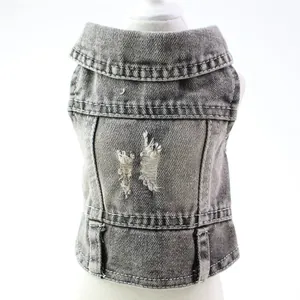 Vue détaillée du gilet en jean gris déchiré pour animaux avec design usé dans le dos