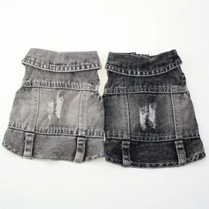 Détail rapproché des gilets en jean pour animaux gris et noirs avec design déchiré