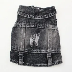Gros plan sur un gilet en jean noir usé pour petits chiens avec des détails déchirés