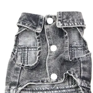 Gros plan d'un gilet en jean noir délavé pour chien avec boutons-pression blancs