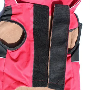 Detalle del cierre de velcro y el forro polar en la chaqueta de invierno para mascotas