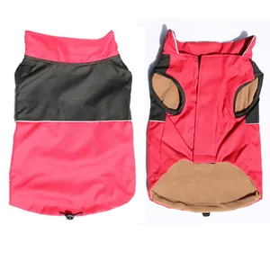 Vista detallada de la chaqueta impermeable para perro con forro polar rojo y negro