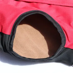 Detalle de cerca del forro polar marrón cálido en chaqueta impermeable para perro