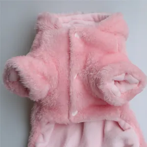 Dettaglio di un cappotto in peluche rosa per cani con fodera in pile calda e bottoni a pressione