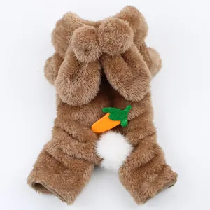 Detailansicht eines braunen Plüsch-Haustier-Winteroveralls mit Hasenohren und Karottenmotiv