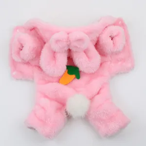 Detailansicht des rosa Plüsch-Hundeoveralls für den Winter mit Karotten-Applikation