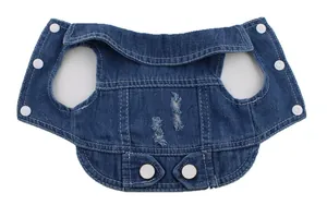 Vue détaillée du gilet en jean pour animaux avec trous et boutons-pression blancs.