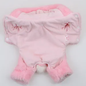Innenansicht des rosa Plüsch-Haustieranzugs mit weichem Fleece und Druckknöpfen