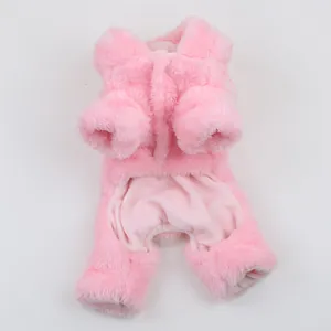 Detailansicht eines weichen rosa Plüsch-Haustier-Overalls für kleine Hunde