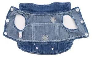 Détail montrant le tissu denim vieilli et les boutons-pression de cette veste chien