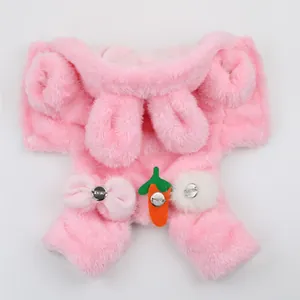 Detailansicht eines rosa Plüsch-Haustieranzugs mit Hasenohren und Karottendekoration