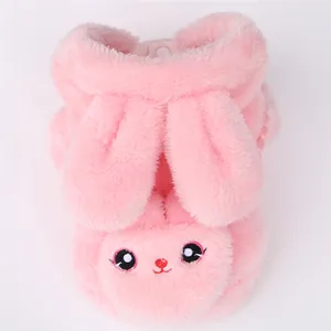 Detailansicht der weichen rosa Plüsch-Haustierbekleidung mit süßen Hasenohren für Hunde
