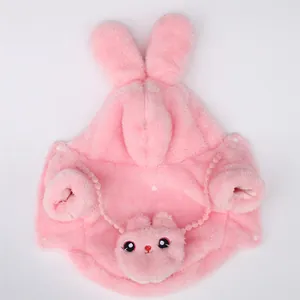 Detailansicht des weichen rosa Plüsch-Haustier-Hoodies mit Hasenohren und süßer Tasche