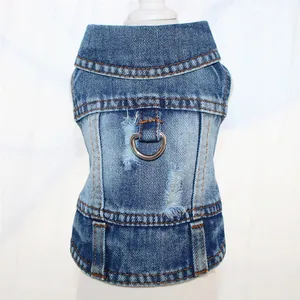 Detail van distressed denim hondenvest met metalen D-ring voor hondenriem