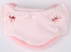 Detailansicht des weichen rosa Plüschfutters und der Druckknöpfe einer Hundeweste