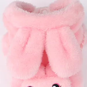 Nahaufnahme eines rosa Plüsch-Haustierkostüms mit weichen Hasenohren und Stickerei.