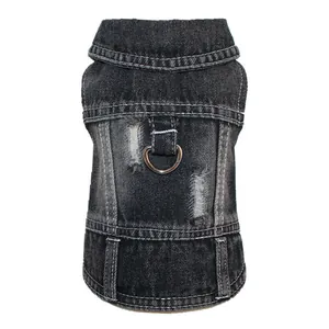 Gedetailleerde weergave van zwart denim hondenvest met metalen D-ring voor hondenriem