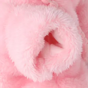 Makroaufnahme von rosa Plüsch-Haustierpullover mit weichem Fleece und dickem Bund