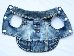 Gedetailleerd overzicht van blauw denim hondenharnasvest met D-ring en metalen drukknoppen.
