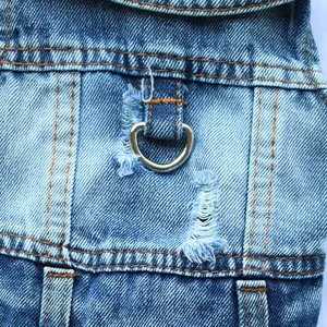 Detailopname van de metalen D-ring op het blauwe denim hondenharnasvest productdetail