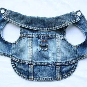 Klassiek blauw denim hondenharnasvest voor kleine huisdieren op witte achtergrond