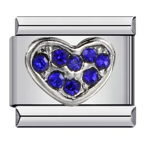 Detail eines herzförmigen Anhängers mit blauen Strasssteinen für italienische Armbänder